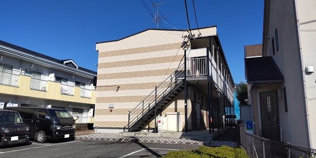 あきる野市野辺のアパートの建物外観