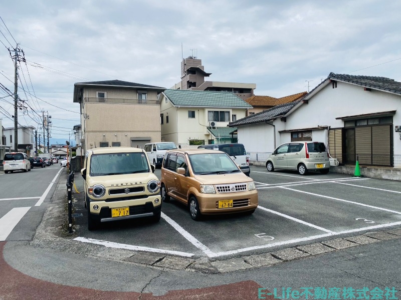 【四海アパートの駐車場】