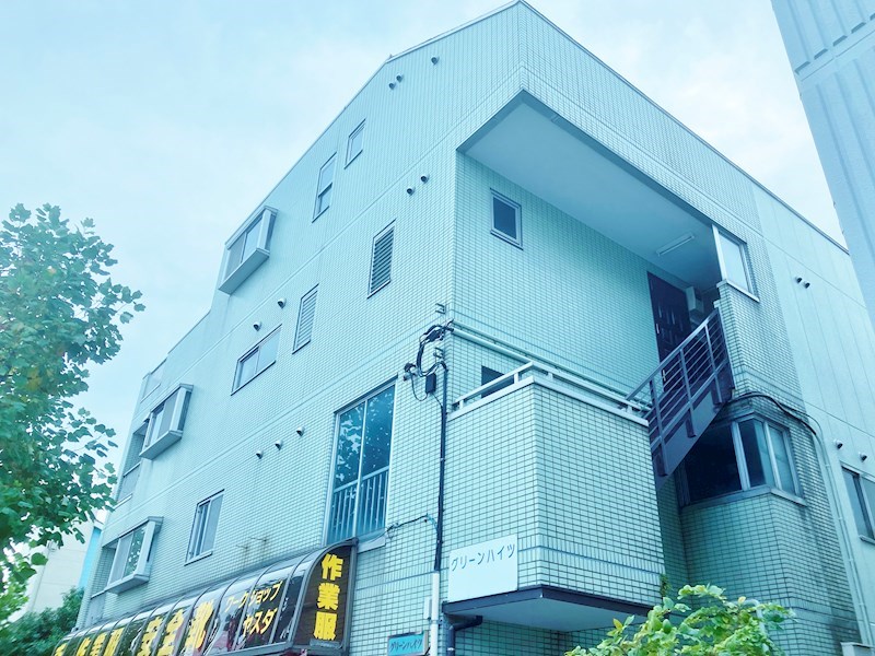 横浜市金沢区六浦東のマンションの建物外観