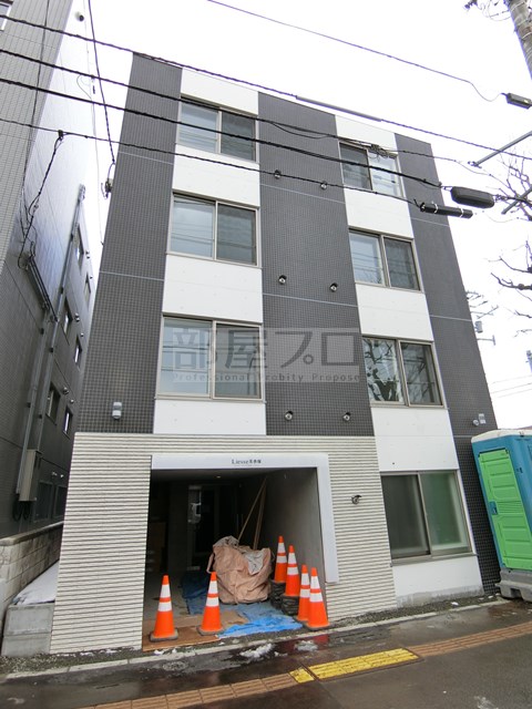 札幌市東区北十七条東のマンションの建物外観
