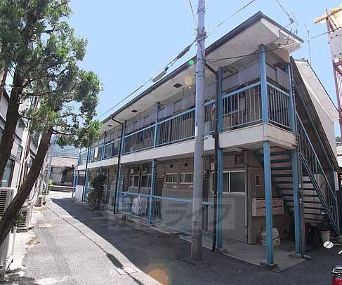 京都市左京区上高野隣好町のアパートの建物外観