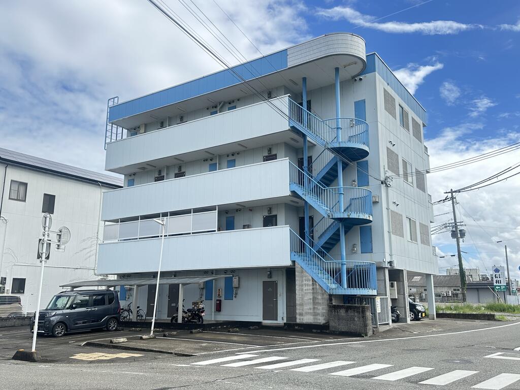 スリーフレンド田辺の建物外観