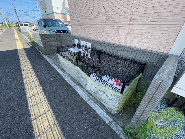 【メリディアンなないろの里壱番館の駐車場】