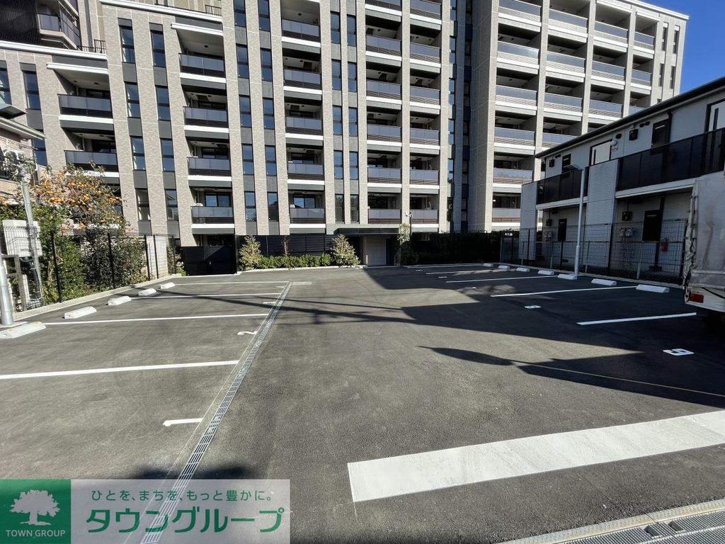 【練馬区春日町のマンションの駐車場】