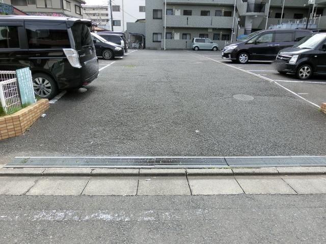 【三郷市早稲田のマンションの駐車場】