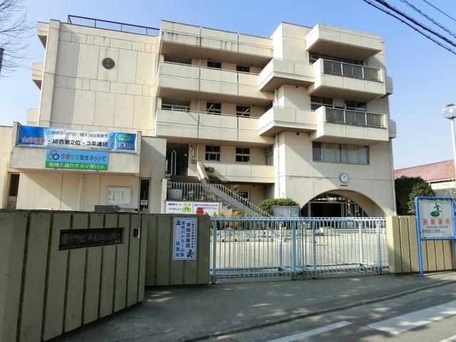 【三郷市早稲田のマンションの小学校】