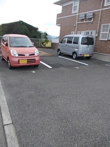 【ワイズハウスの駐車場】