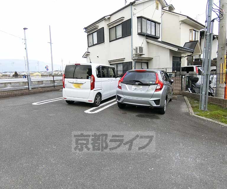 【長岡京市西の京のマンションの駐車場】