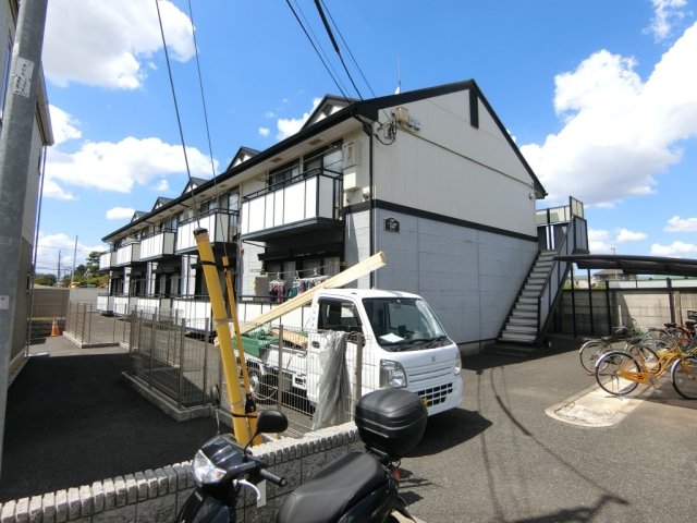 【府中市西府町のアパートの建物外観】