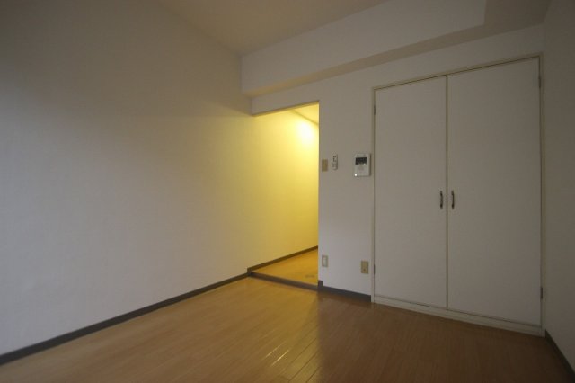 居室・リビング　同物件、別号室のものです。