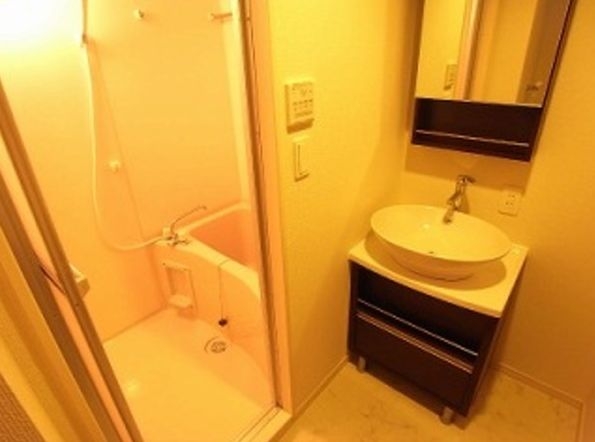 洗面設備　オシャレな洗面台です。