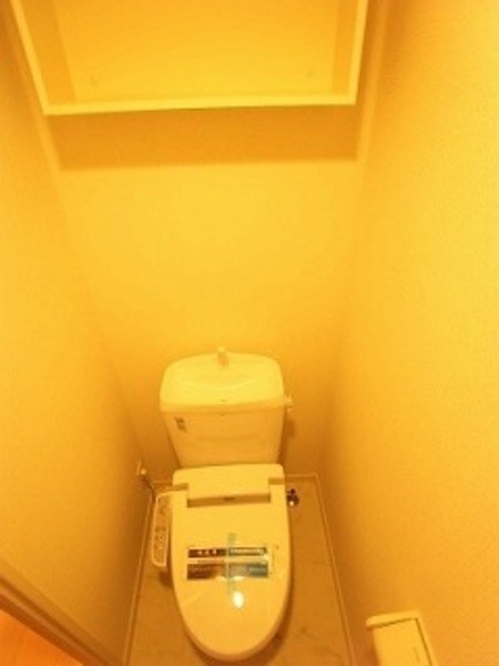 トイレ　嬉しいウォシュレット付きのトイレです。