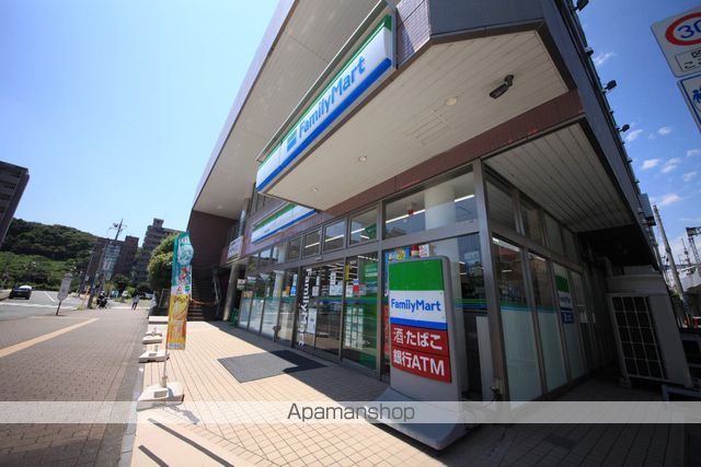 コンビニ　ファミリーマート（コンビニ）まで720m