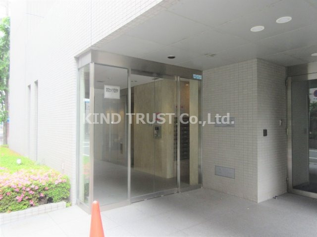 エントランス　落ち着いたエントランスです