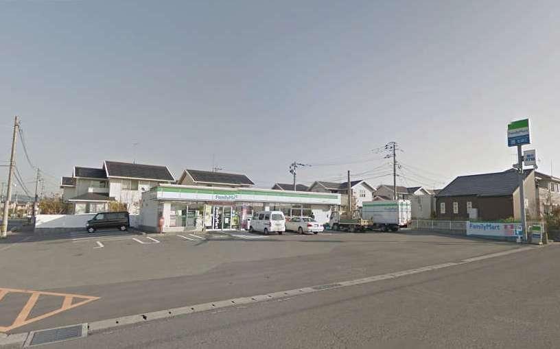 コンビニ　ファミリーマート（コンビニ）まで800m