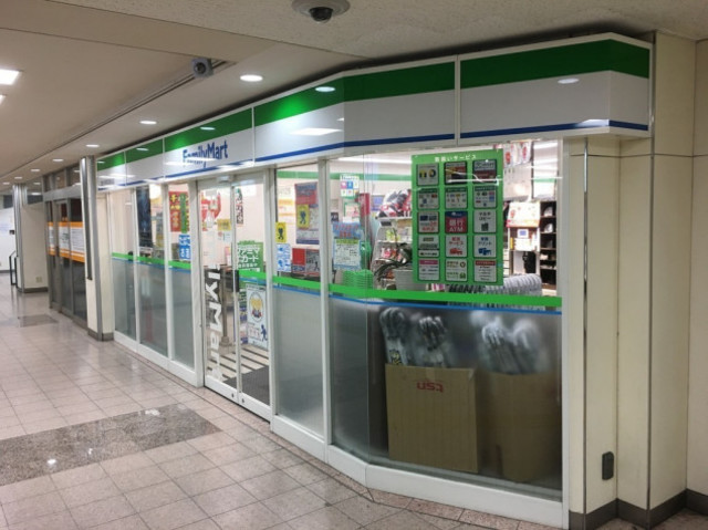 コンビニ　ファミリーマート近鉄大和高田駅前店（コンビニ）まで1037m