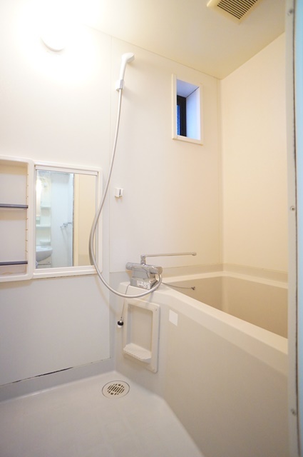 バス・シャワールーム　バスルームは窓付きで換気もバッチリ◎