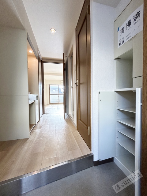 玄関　玄関は長めの廊下で解放感を演出します。