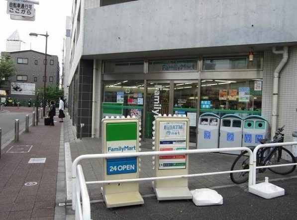 コンビニ　ファミリーマート 喜多見駅北店（コンビニ）まで893m