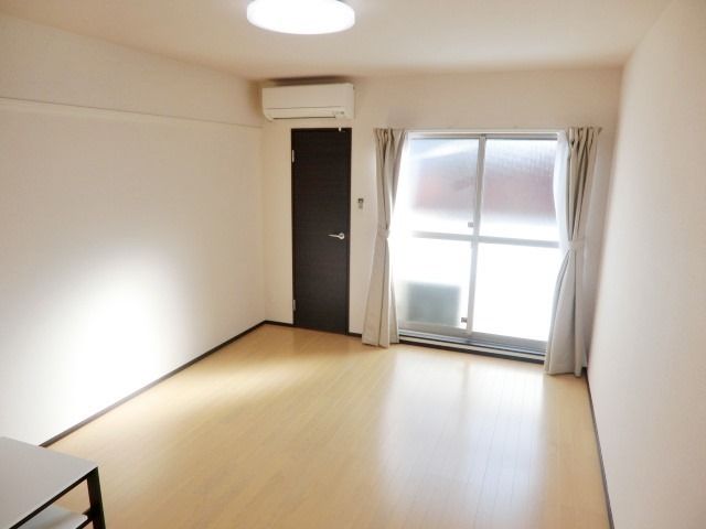 居室・リビング　照明やカーテンも付いてます。