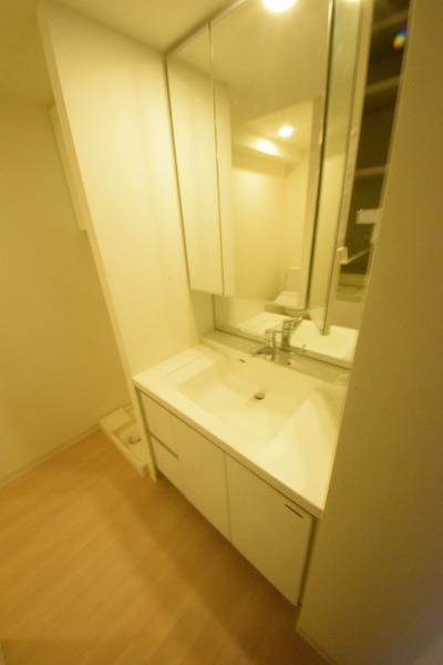 洗面設備　ゆったりとスペースのある洗面所