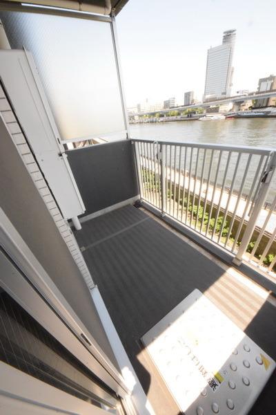 バルコニー　バルコニーからの眺めを楽しみながら食事をしませんか