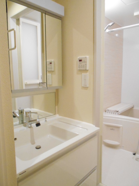 洗面設備　三面鏡の化粧台