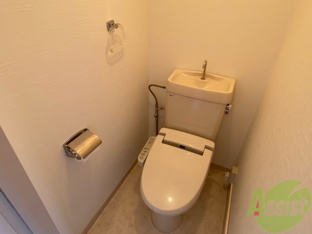 トイレ　バス・トイレ別の温水洗浄便座付き。これで十分です。