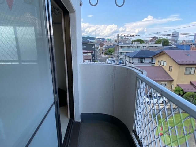 バルコニー　ワイドなベランダ。明るさの理由はこちらです。