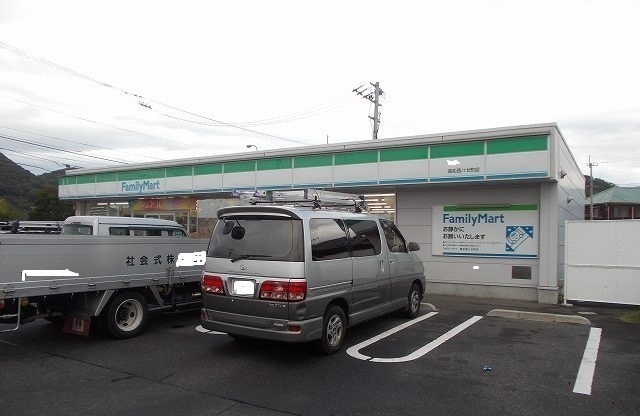 コンビニ　ファミリーマートさん（コンビニ）まで1100m