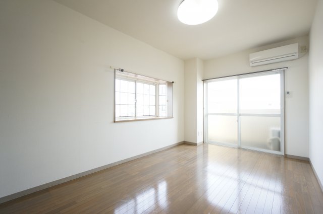 居室・リビング　※同物件・同タイプの写真です。(※写真は角部屋です。)