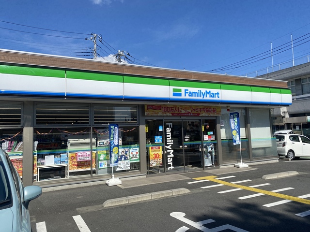 コンビニ　ファミリーマート（コンビニ）まで570m