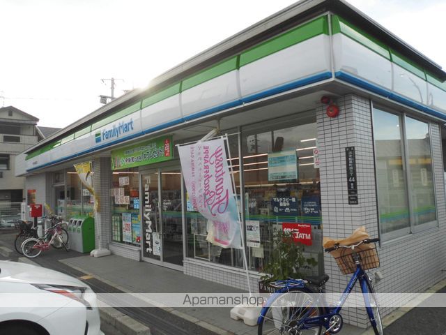 コンビニ　ファミリーマート（コンビニ）まで529m