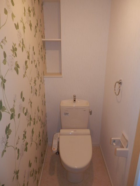 トイレ　洗浄便座付きのトイレです☆後方には棚も付いており何かと便利で