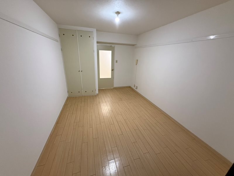居室・リビング　同建物別号室の室内写真です。(303号室)