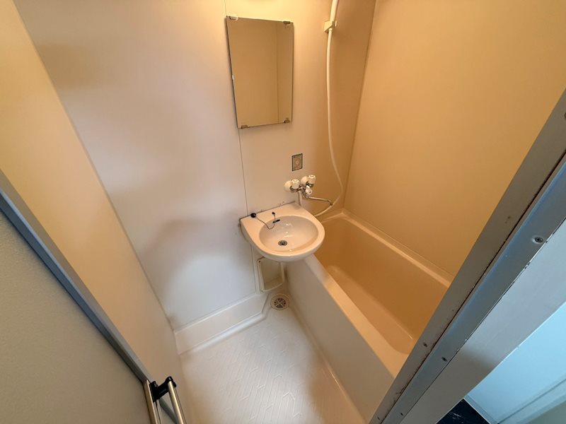 バス・シャワールーム　同建物別号室の室内写真です。(303号室)