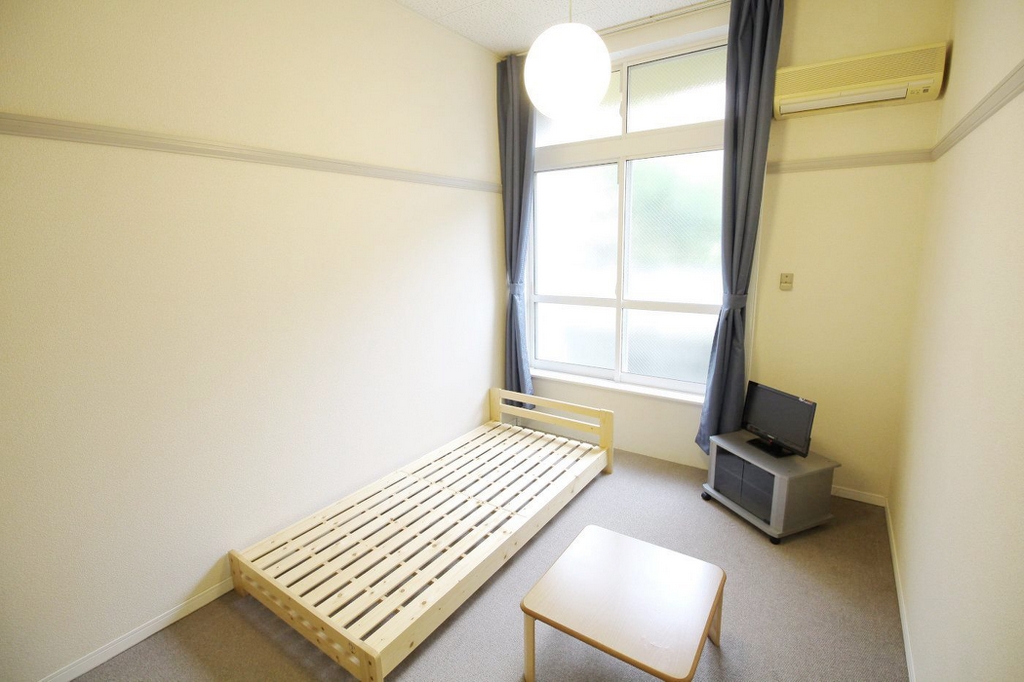 居室・リビング　家電付きタイプのお部屋　※一部家電なしのお部屋もございます。