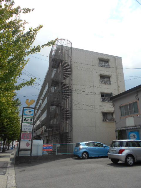 名古屋市名東区文教台のマンションの建物外観