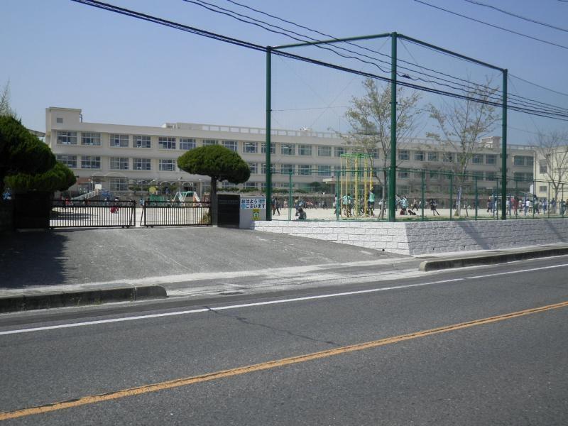 【ファミール愛川の小学校】