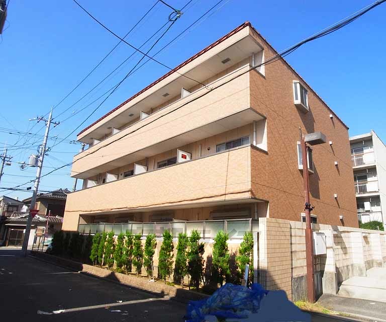 京都市南区東九条明田町のマンションの建物外観