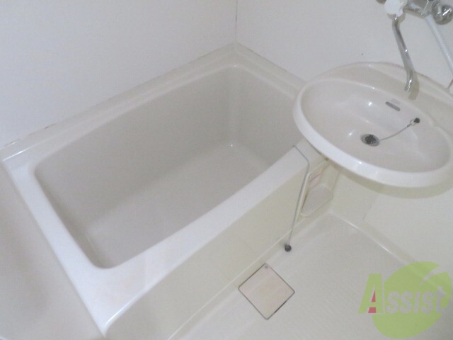 バス・シャワールーム　バスルームは狭すぎず、シャワーも浴びやすそうです。