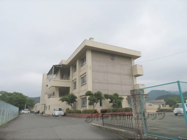 【丹波市市島町上田のアパートの小学校】