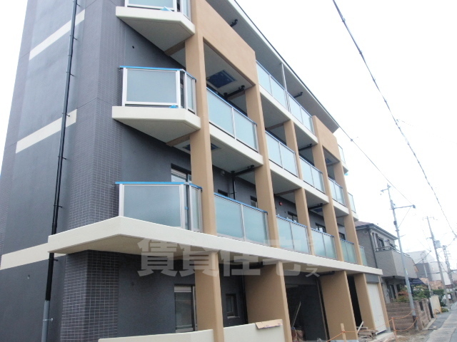 茨木市上中条のマンションの建物外観