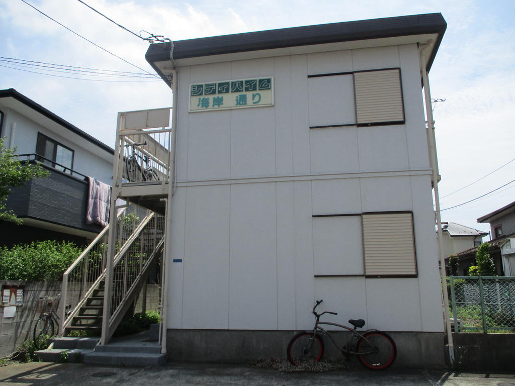 【藤沢市鵠沼海岸のアパートの建物外観】