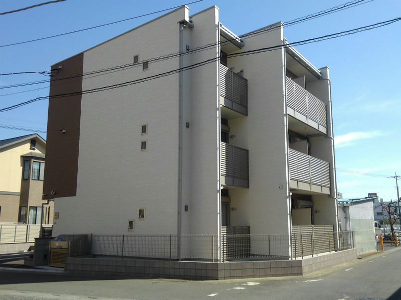 坂戸市日の出町のマンションの建物外観