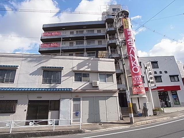 【大和高田市高砂町のマンションのエントランス】