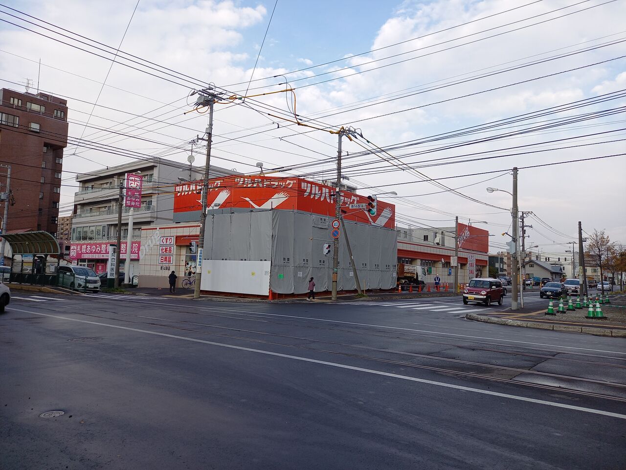 【札幌市中央区南十七条西のマンションのドラックストア】