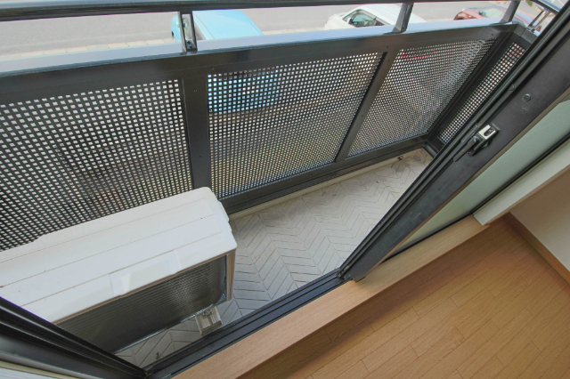 バルコニー　同じ建物の別なお部屋