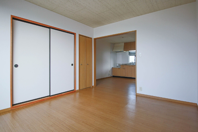 居室・リビング　同じ建物の別なお部屋