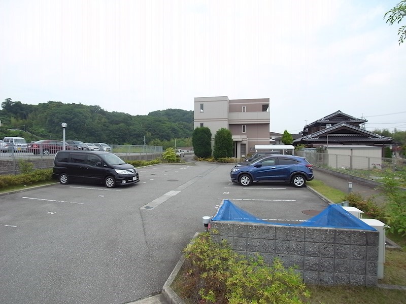 【神戸市北区有野町有野のマンションの駐車場】